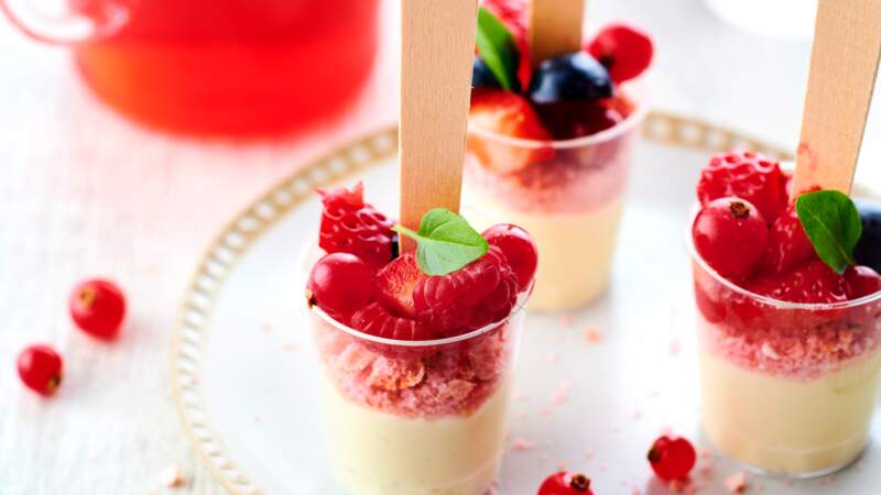 Mini-verrines de trifles aux fruits rouges