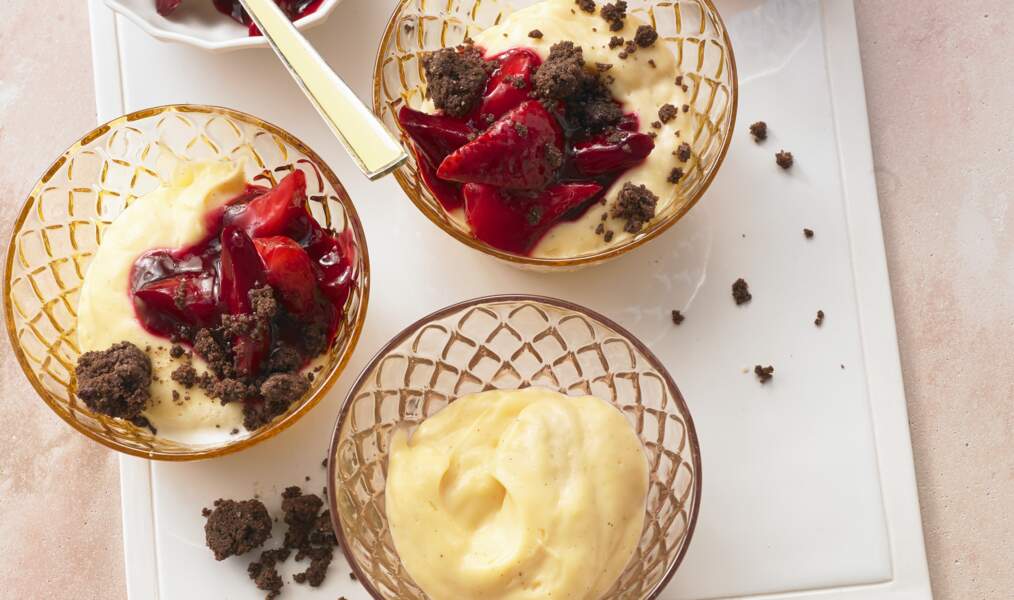 Crème vanille fraises compotées et crumble au chocolat