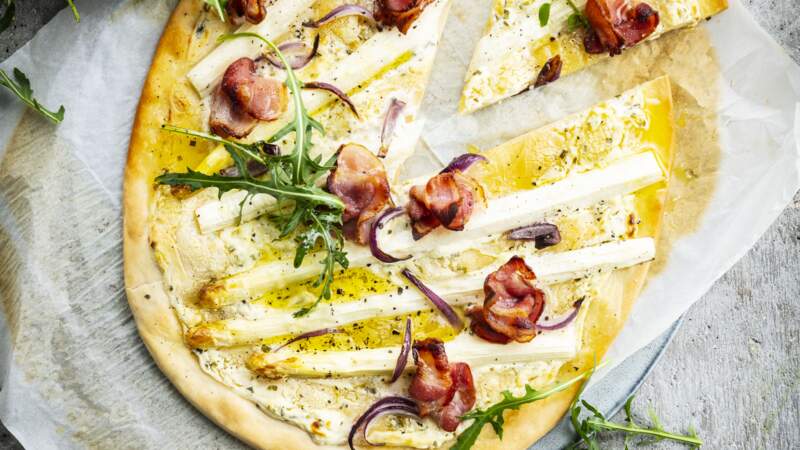 Pizza blanche aux asperges blanches et bacon
