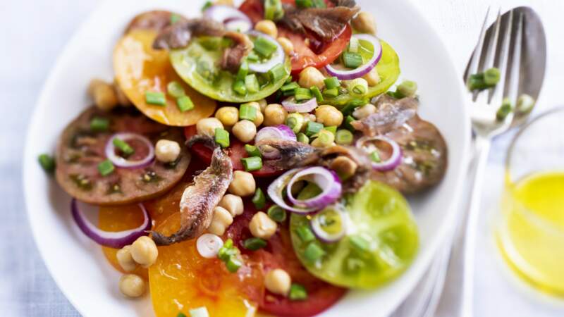 Salade de tomates multicolores anchois pois chiches et oignon rouge