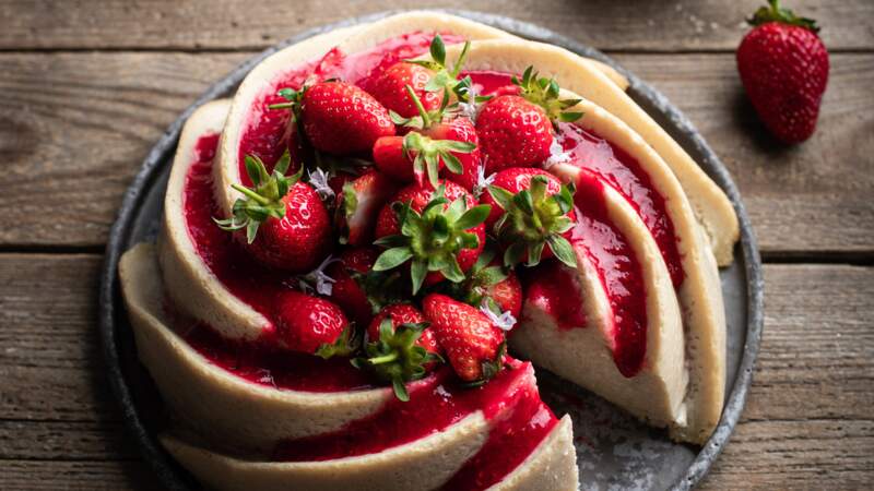Gâteau de semoule aux fraises et coulis de fraise 