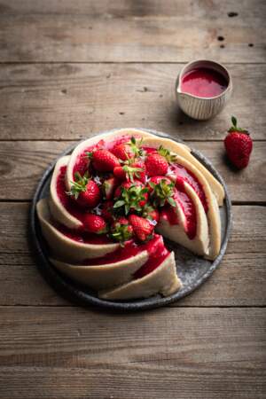 Gâteau de semoule aux fraises et coulis de fraise 