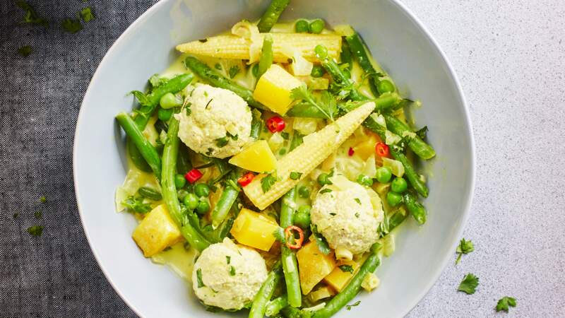 Légumes verts de printemps et boulettes de flétan en bouillon de lait de coco et au curry