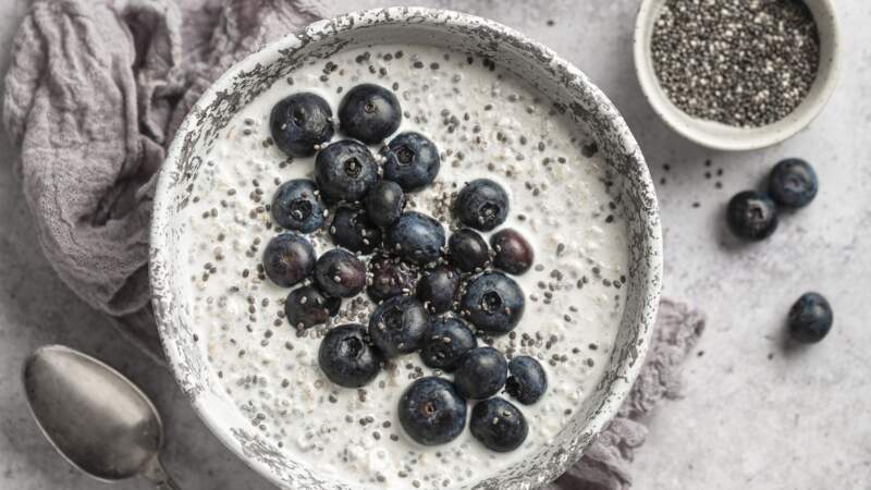 Porridge aux graines de chia et myrtilles