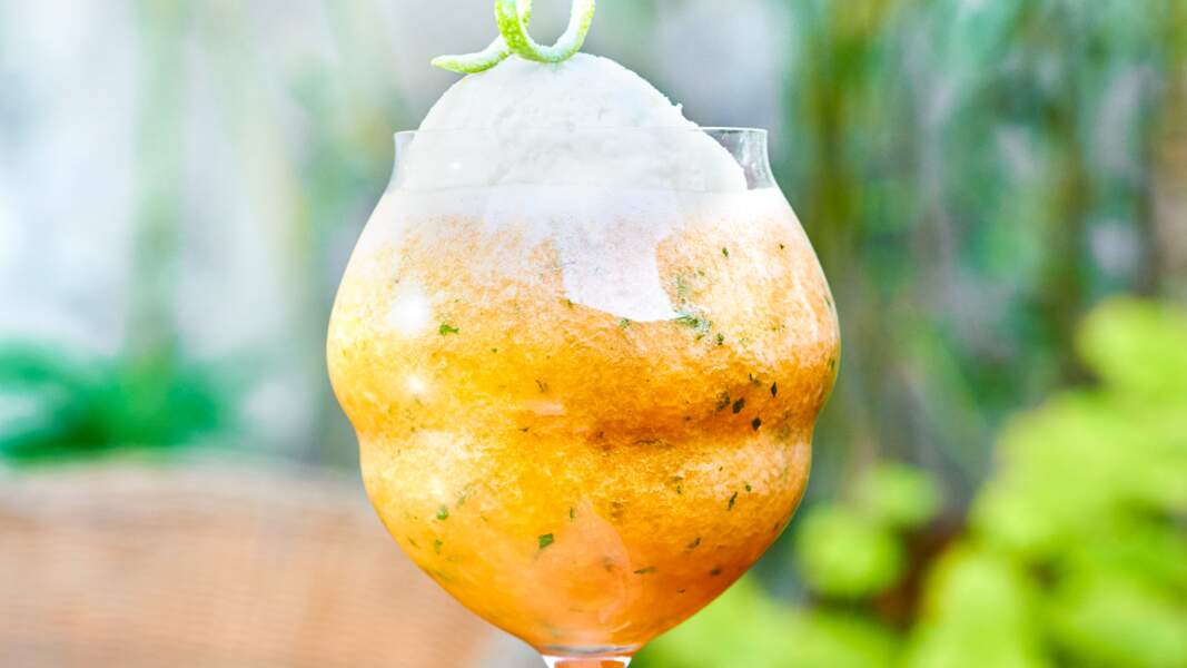 Mocktail de granité de melon menthe et glace au citron vert