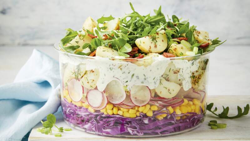 Salade à étages à la pomme de terre et crème ciboulette