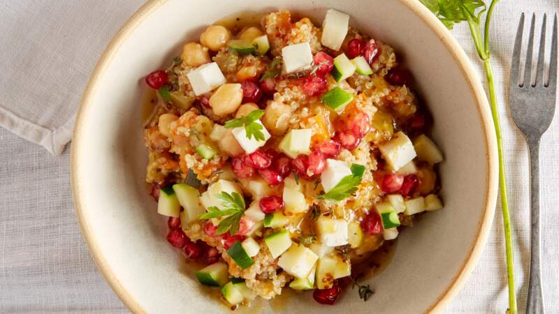 Salade de quinoa, pois chiche, courgettes, feta et grenade 