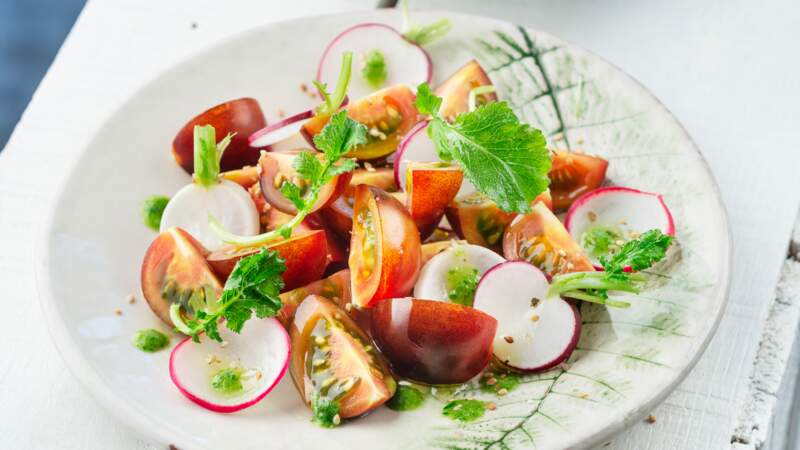 Salade de tomates-prunes et radis à la vinaigrette de fanes de radis 