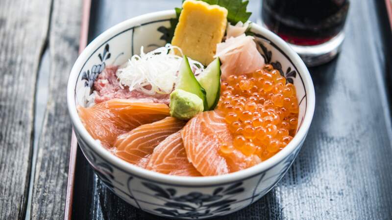 Sashimi de saumon et œufs de poisson