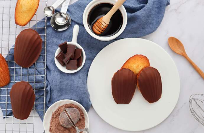 Madeleines en coque de chocolat et coeur caramel : la recette facile de Cyril Lignac