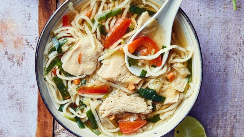 Soupe asiatique au poulet et aux légumes 