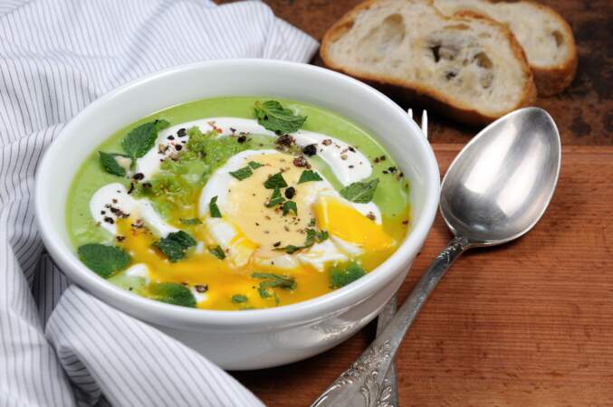 Velouté d'épinard et œuf mollet : la recette gourmande et l'astuce de Cyril Lignac pour l'écaler sans le casser