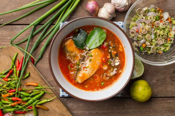 Saumon au bouillon thaï : la recette rapide et facile de Cyril Lignac 