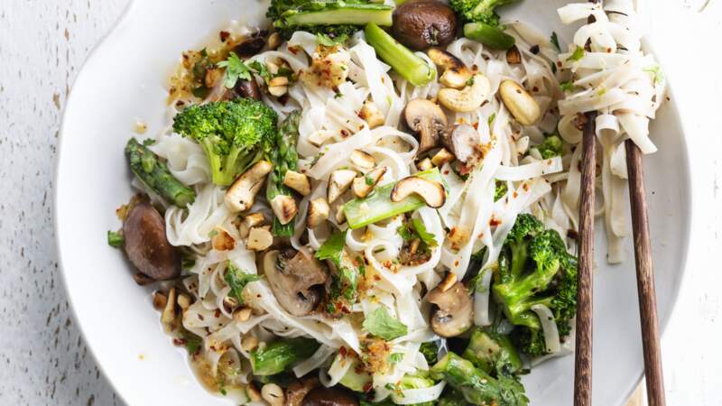 Salade asiatique de noodle au brocoli et noix de cajou 	
