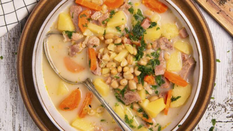 Soupe de pommes de terre, haricots blancs, carottes et bacon 	