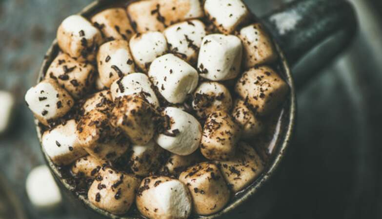 Chocolat chaud aux mini marshmallows et chocolat rapé		