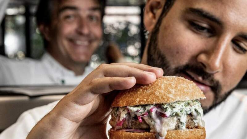 Mohamed Cheikh et Yannick Alléno imaginent un burger dingue !