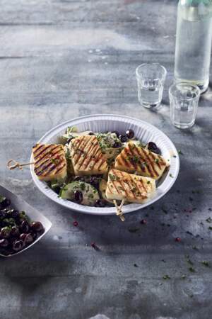 Assiette chypriote, halloumi grillé et salade de courgette crue et olives 