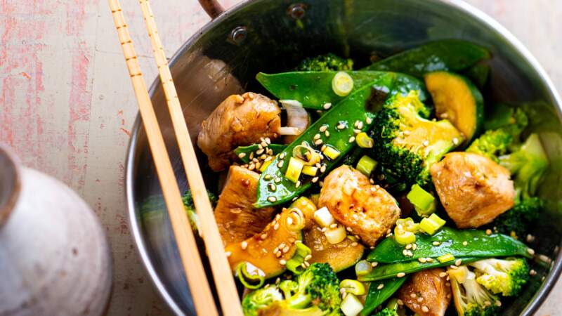 Wok de poulet au brocoli pois gourmands à la sauce soja et sésame