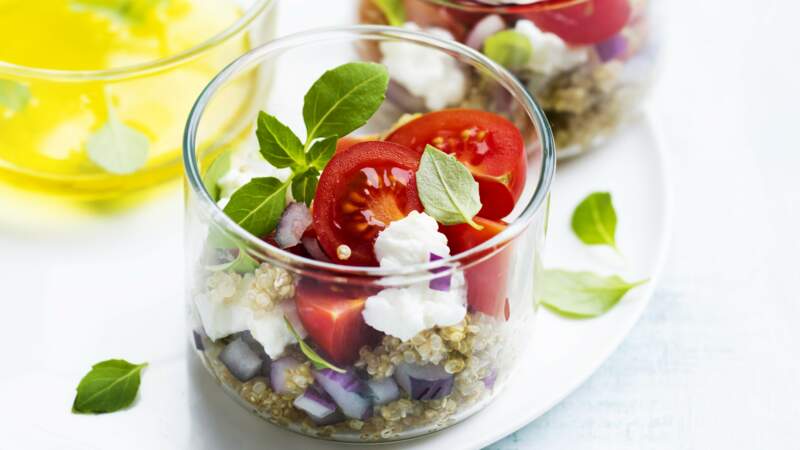 Petite salade de tomates au quinoa chèvre frais et basilic