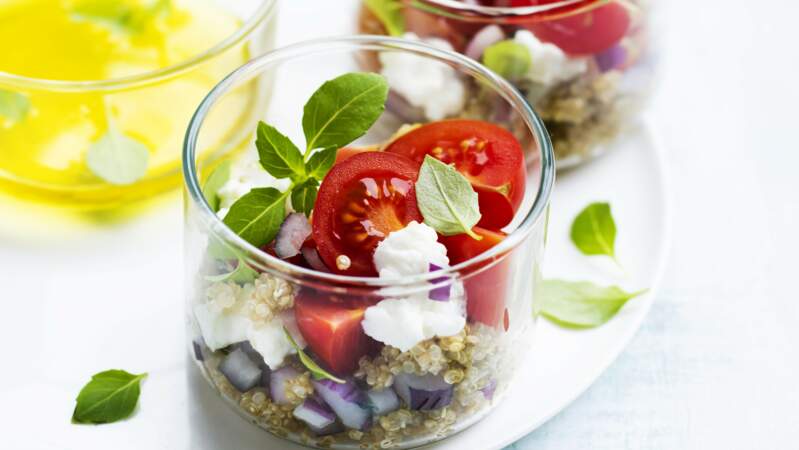 Petite salade de tomates au quinoa chèvre frais et basilic