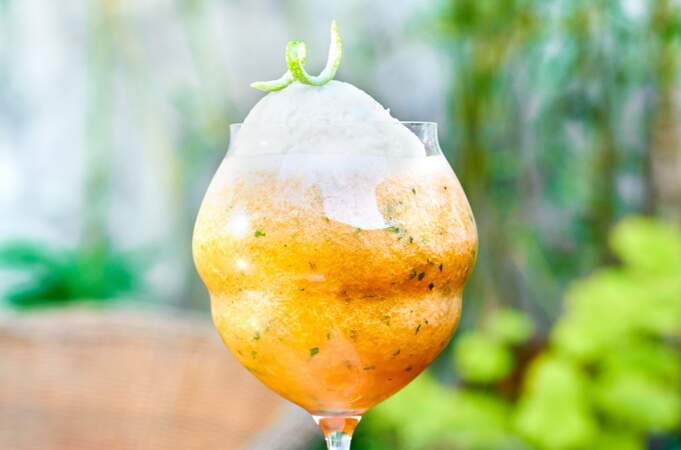 Mocktail de granité de melon menthe et glace au citron vert