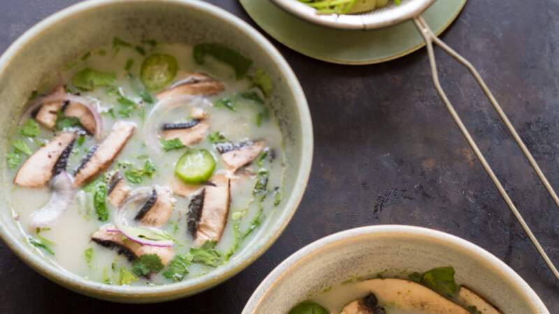 Soupe asiatique aux nouilles soba, épinards et champignons