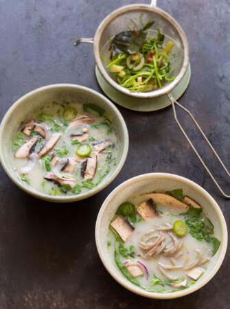 Soupe asiatique aux nouilles soba, épinards et champignons