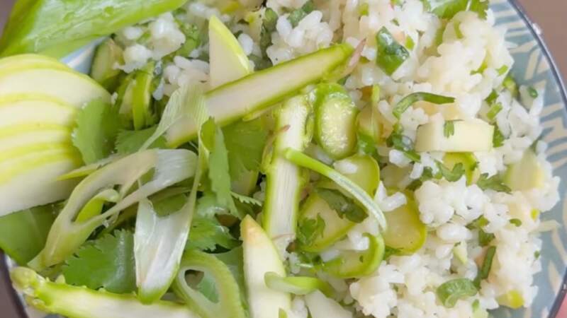 Riz sauté aux légumes de printemps : la recette familiale vite faite de Julien Duboué