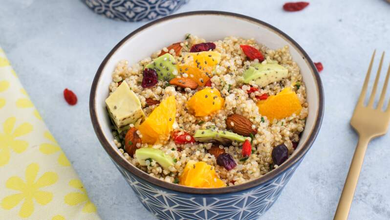 Salade au quinoa avocat fruits secs et orange