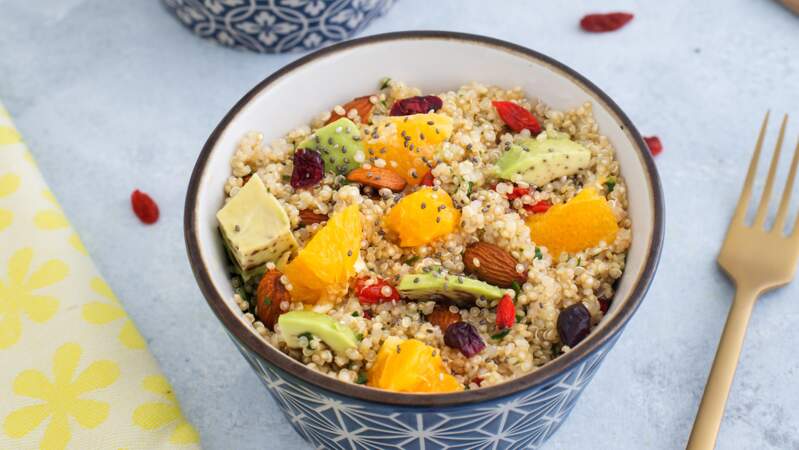 Salade au quinoa avocat fruits secs et orange