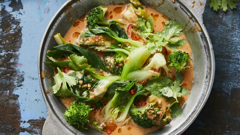 Curry de légumes rouges au chou pak choï et brocoli