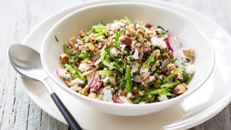 Salade de quinoa aux légumes et noisettes concassées