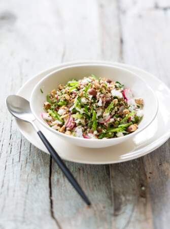 Salade de quinoa aux légumes et noisettes concassées
