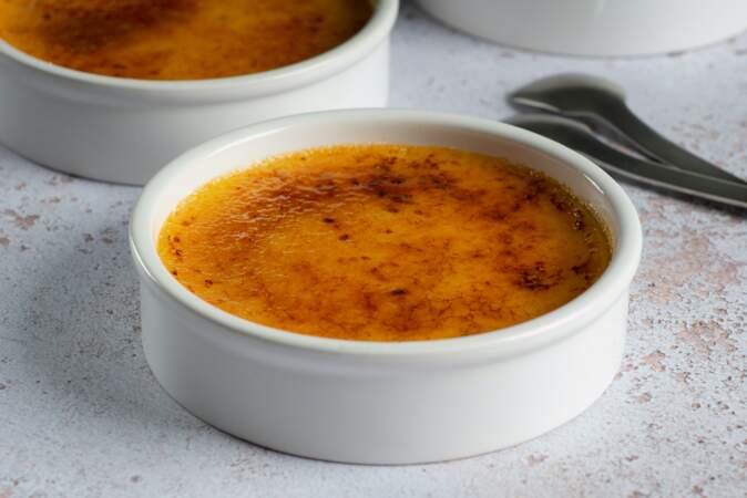 Crème brûlée à l’ananas de Cyril Lignac : la recette de ce dessert idéal pour les fêtes 