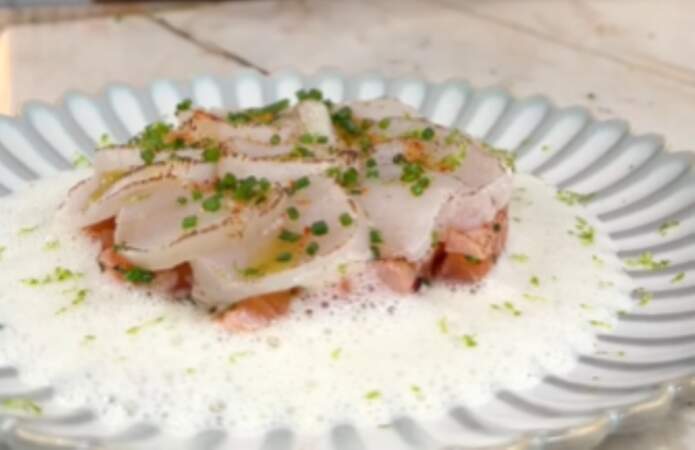 Noix de Saint-Jacques et saumon fumé aux baies roses : la recette facile de Cyril Lignac