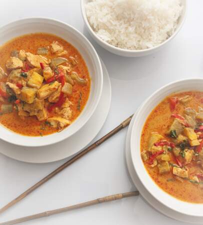 Poulet au curry rouge : la recette express qui réchauffe 