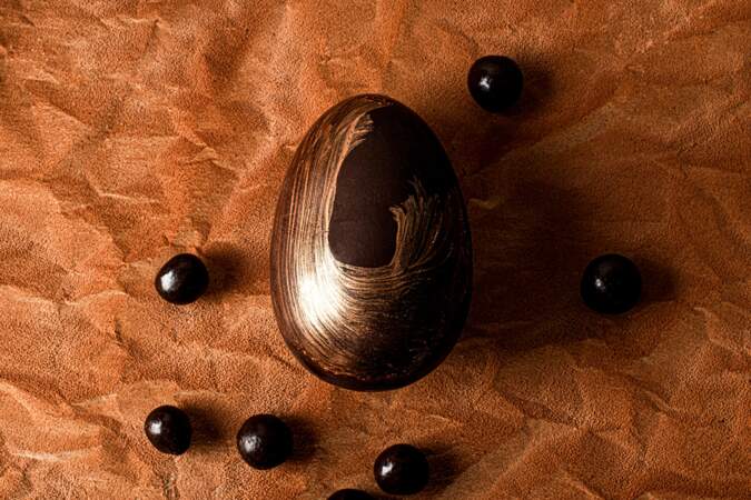 L'oeuf en chocolat noir brossé à la poudre dorée